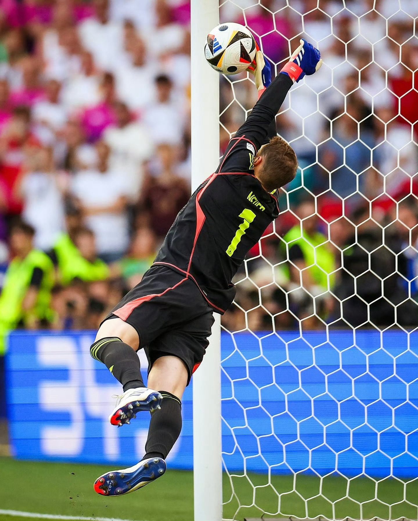 包含瑞士队集结备战欧洲杯，实力被看好的词条