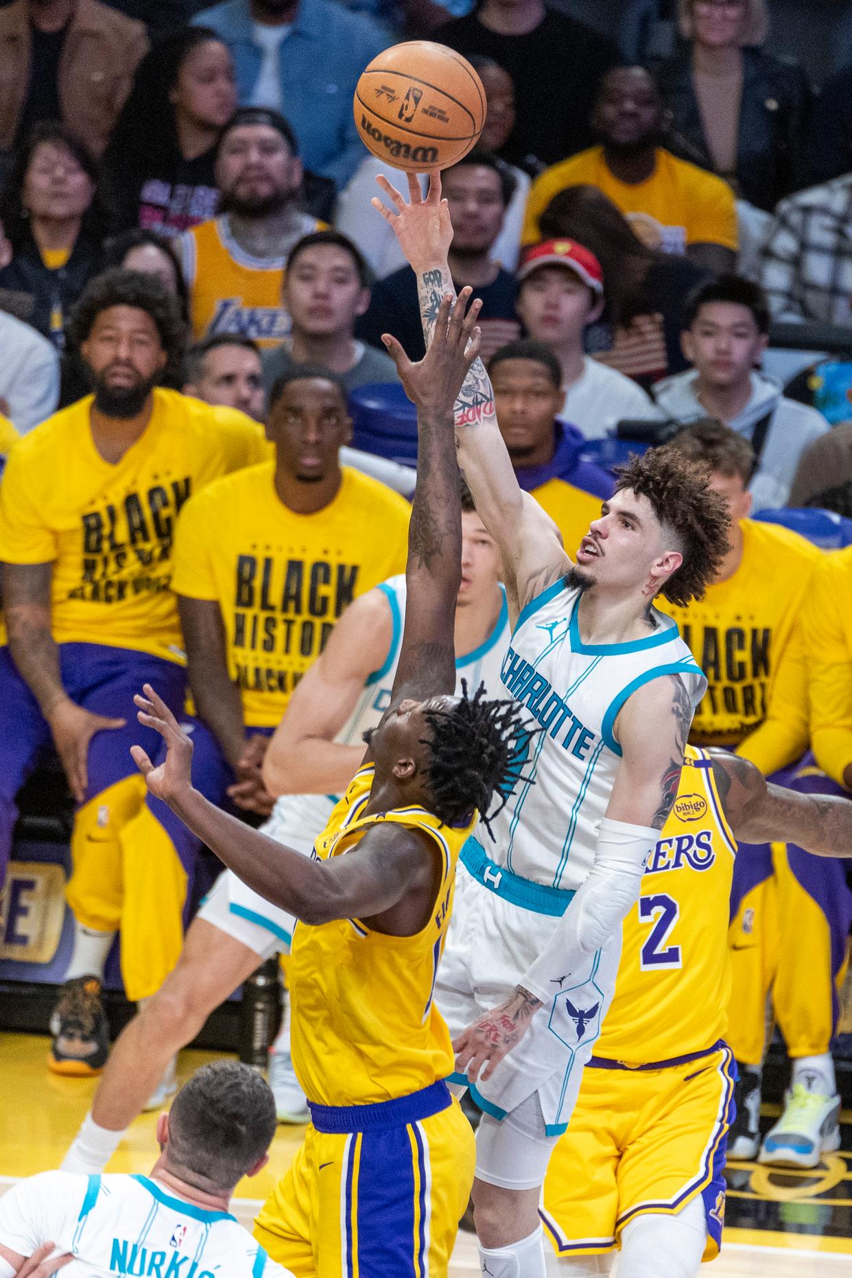 黄蜂再演冷门逆袭，全队热情高涨冲刺季后赛的简单介绍