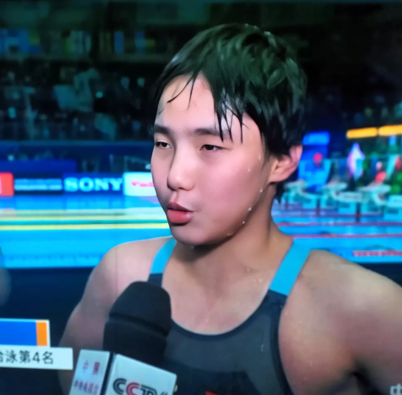 游泳赛后采访曝光，内幕引发热议