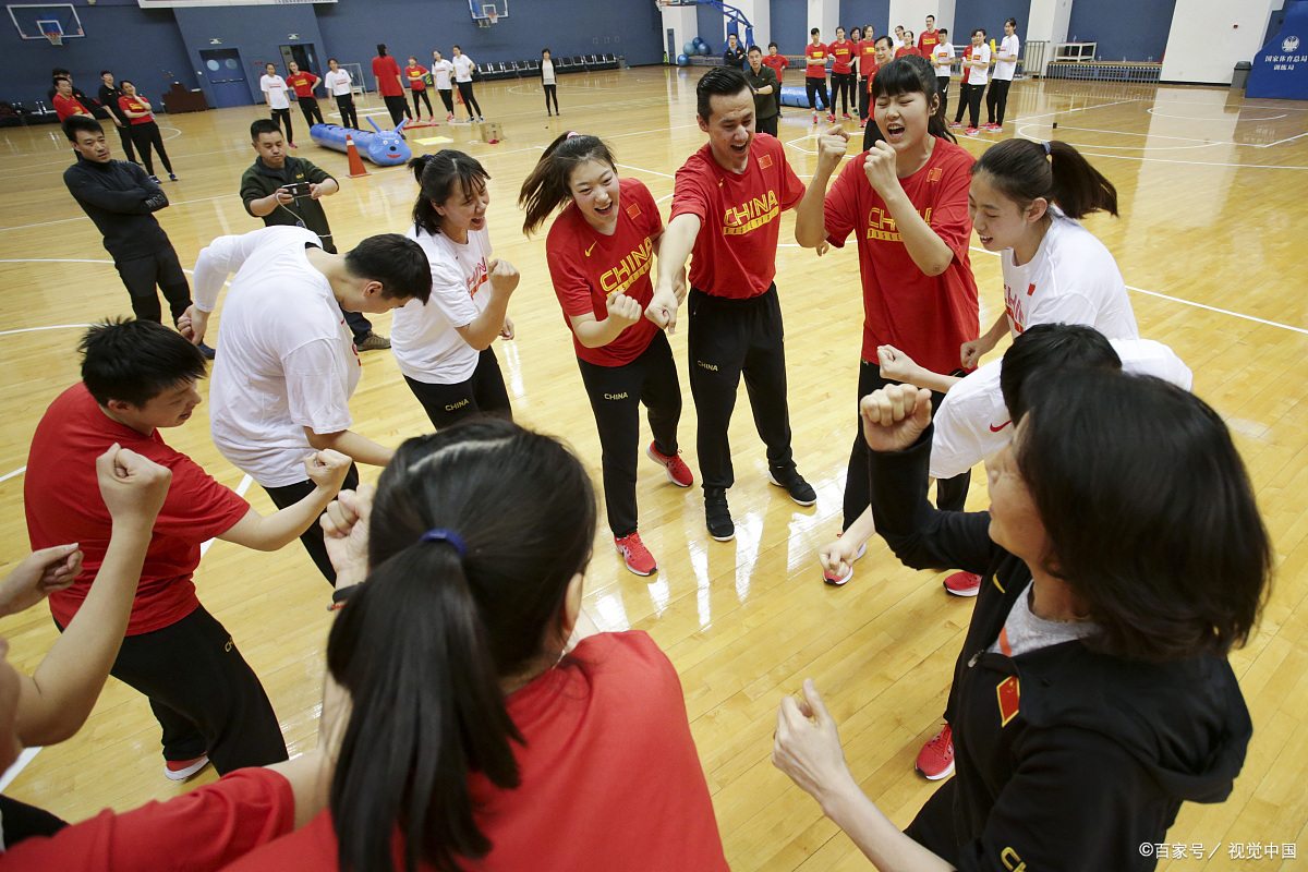 灵活操作：排球比赛选手默契配合