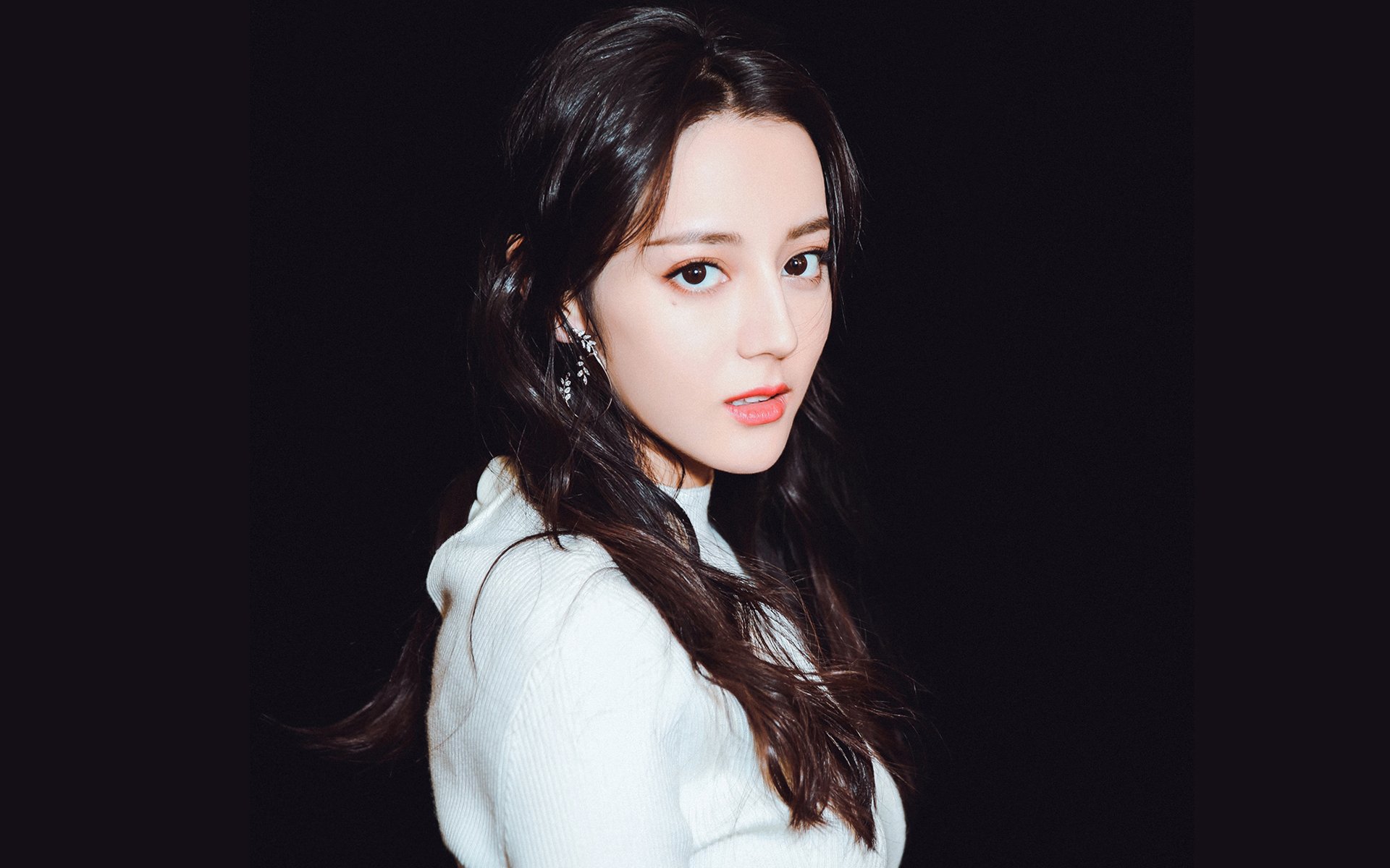 很有戏剧冲突感。这里的字母哥显然不是NBA的扬尼斯·阿德托昆博，而是一个人的外号。这种错位感恰恰是文章的唯一性所在。我们来构思一篇兼具悬念与情感的文章